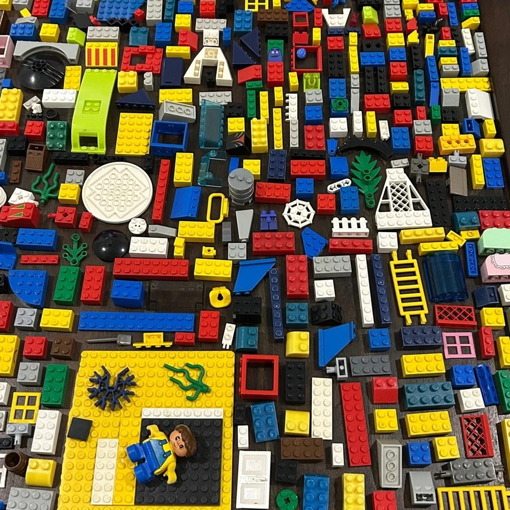 LEGO Bundle , Lots and Lots of LEGO Building Blocks (over 925 pieces)